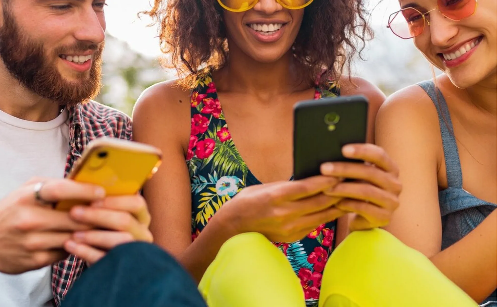 Gruppo di amici che usano lo smartphone insieme