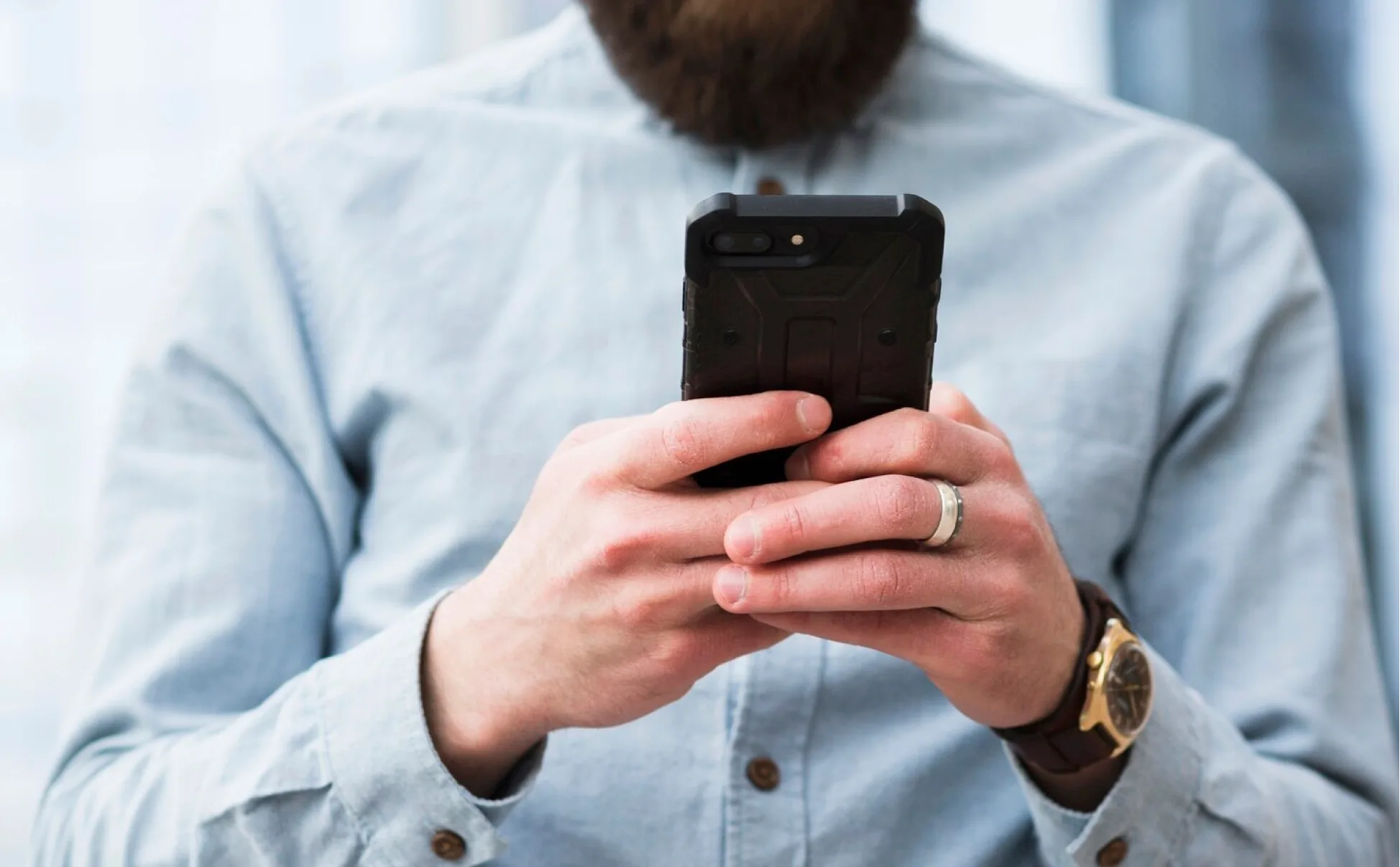 Uomo con smartphone